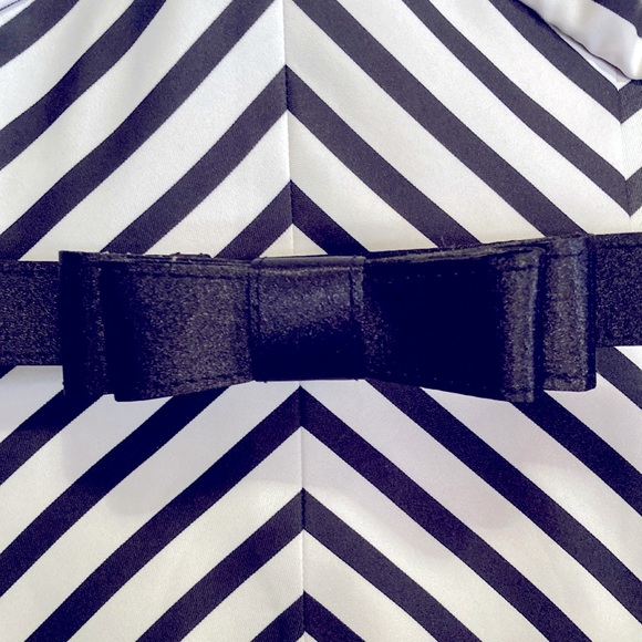 White House Black Market Bustier with 2 matching Belts, size 6 - Picture 5 of 7